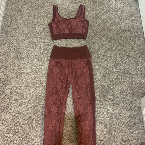 Fabletics reptile print set - Picture 2 of 3